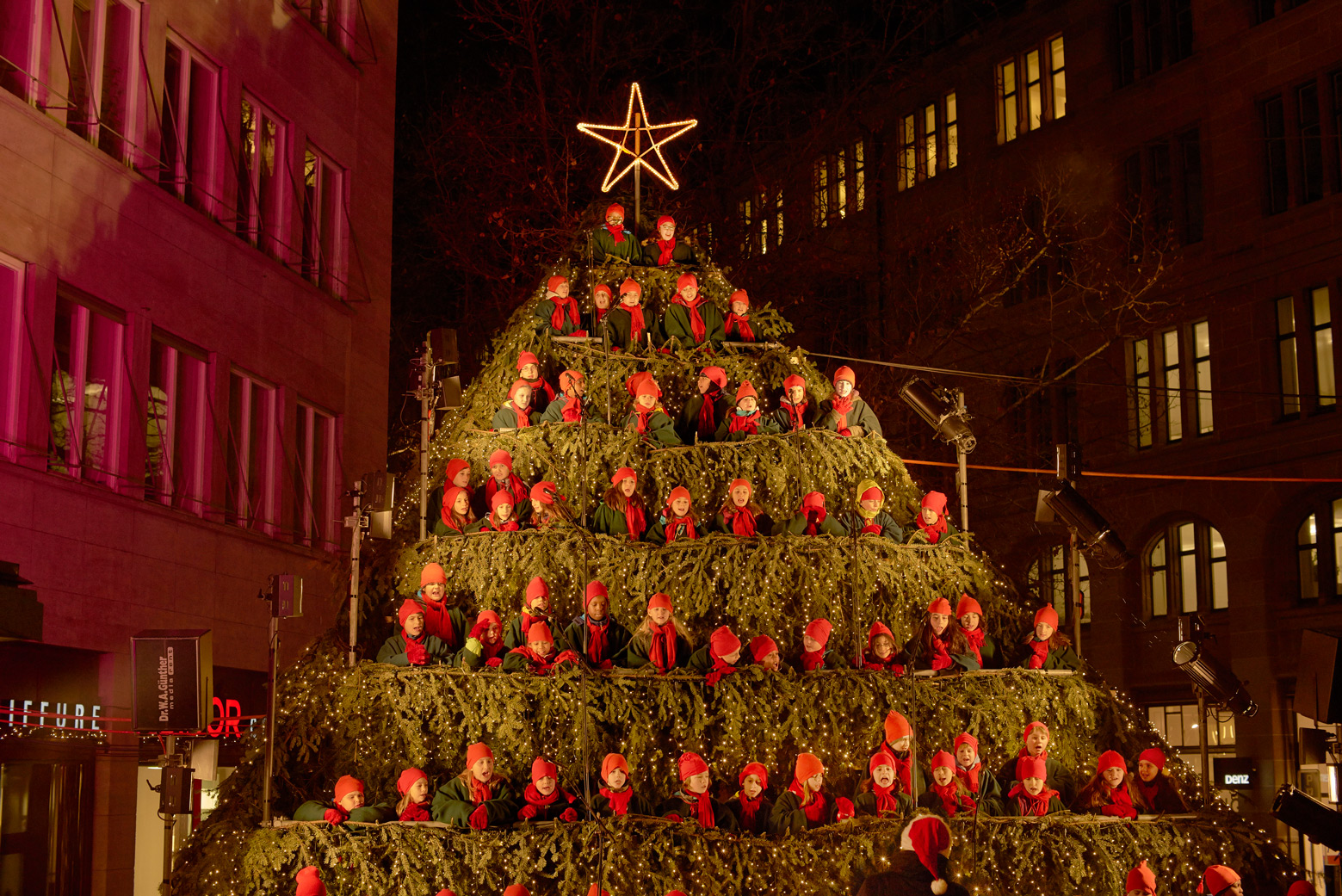 singing_christmas_tree_zurich_kids_2