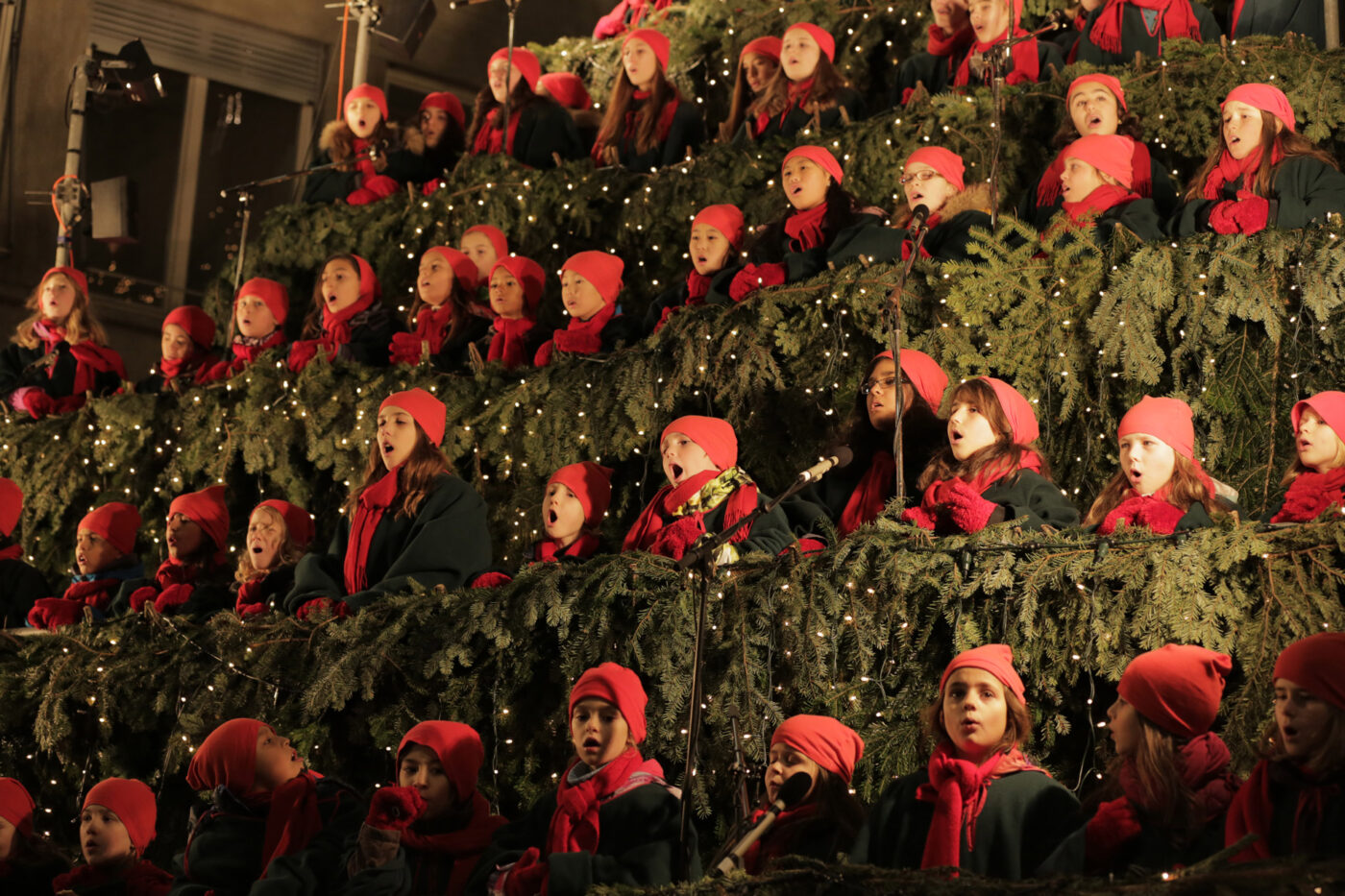 singing_christmas_tree_zurich_kids_3