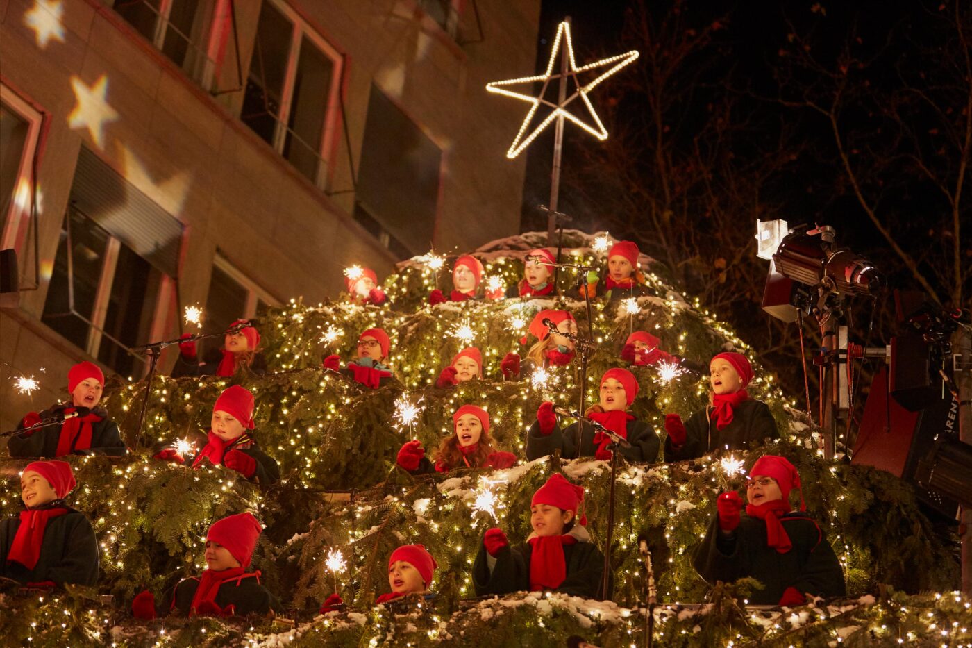 singingchristmastree_kinder_baum_singen