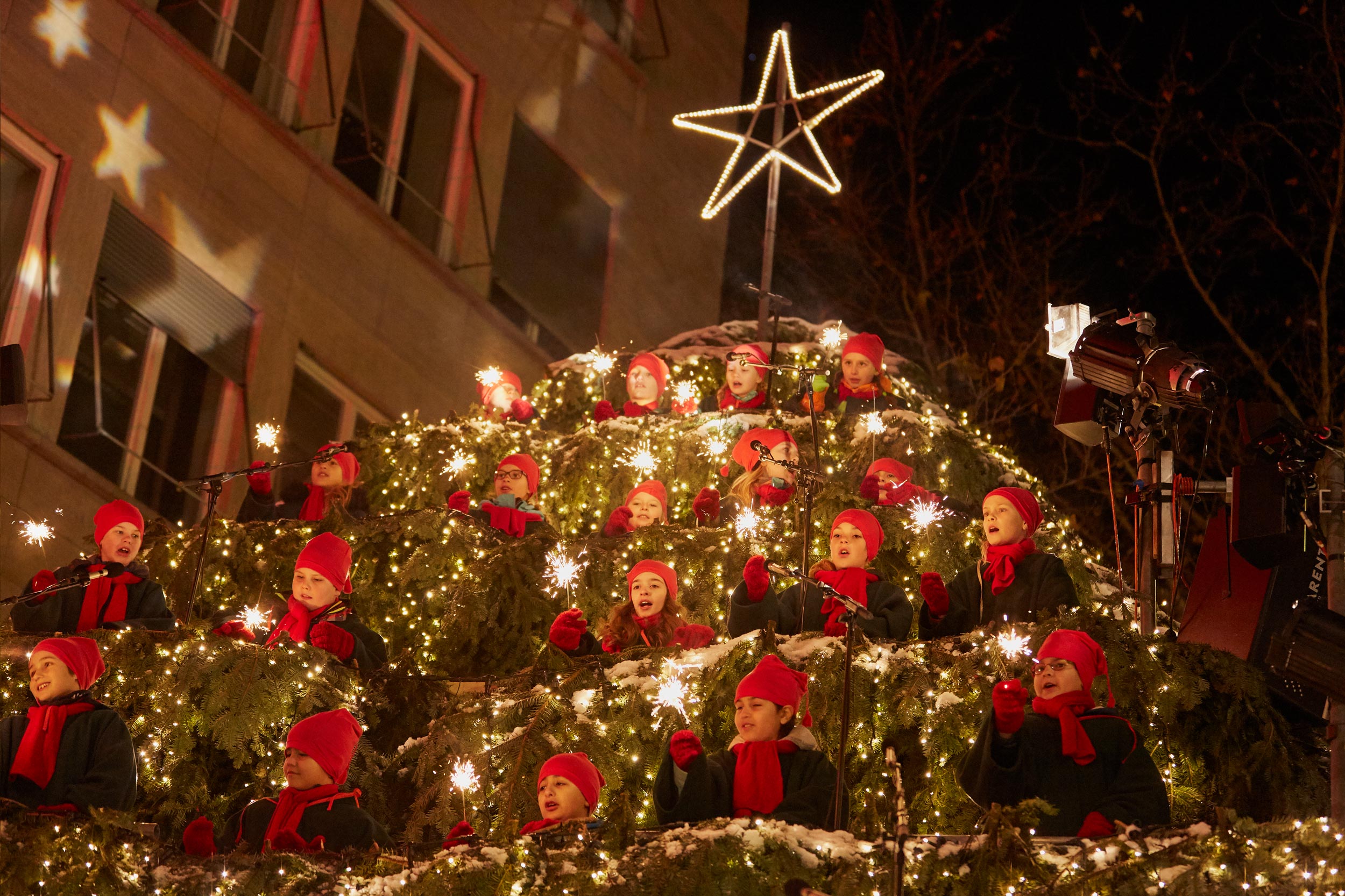 singingchristmastree_kinder_baum_singen
