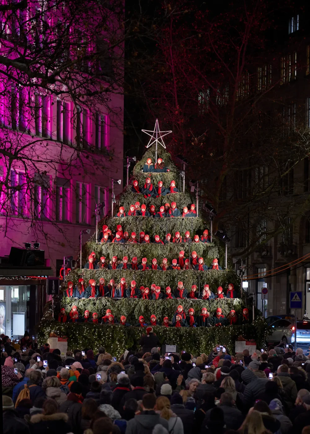 singing_christmas_tree_zurich_kids_webp