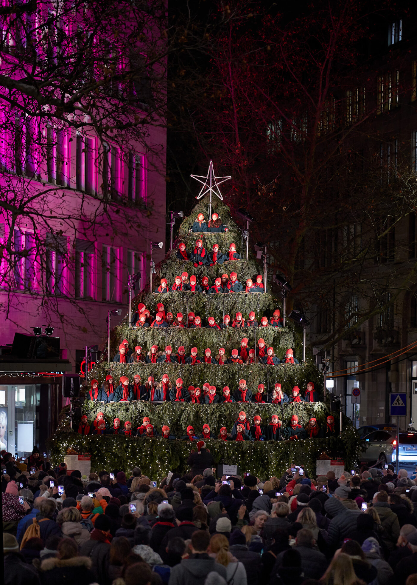 singing_christmas_tree_zurich_kids